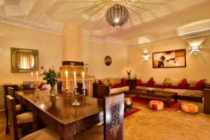 sala de estar con mesa y sofá en Riad Fleur d'Orient, en Marrakech