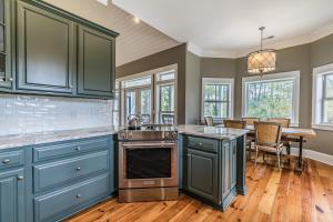 Kuchyň nebo kuchyňský kout v ubytování New Listing! - 3br/2ba on Harbor Island