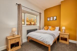 Katil atau katil-katil dalam bilik di Delightful Darlington Home