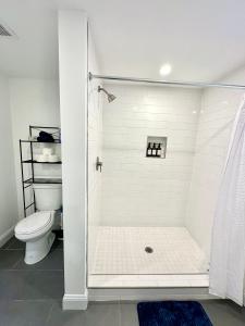 y baño con ducha y aseo. en Stylish 1 Bed - 5 min walk to Metro, free parking!, en Washington
