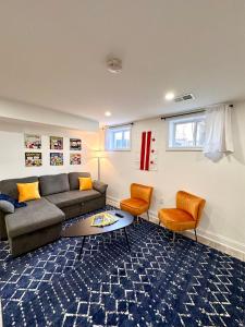 sala de estar con sofá y 2 sillas en Stylish 1 Bed - 5 min walk to Metro, free parking!, en Washington