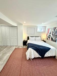 Un dormitorio con una cama grande y una alfombra roja en Stylish 1 Bed - 5 min walk to Metro, free parking!, en Washington