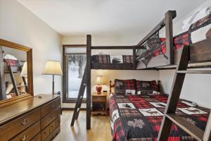 1 dormitorio con 2 literas y espejo en Blue Haven, en Killington