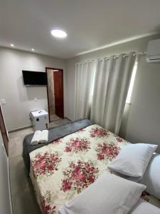 Postel nebo postele na pokoji v ubytování Brisa dos Anjos Suítes