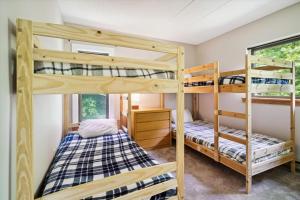 a bunk bed room with two bunk beds in a house at Pinnacle D17 in Killington +38 photos