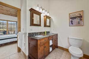 ห้องน้ำของ New & Stunning Chalet! Reno'd, Hot-Tub, Barrel Sauna, Slope Views, Fire Pit