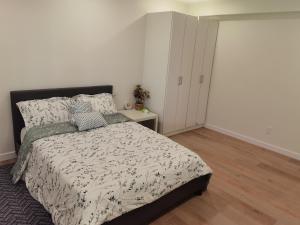 um quarto com uma cama grande e um closet em Garden Home em Surrey