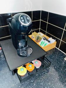 ekspres do kawy na półce w łazience w obiekcie Home in Farnborough with Free Parking, Wifi & Netflix w mieście Farnborough