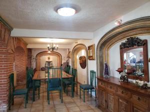 a dining room with a table and chairs and a mirror at Las Linas in Tequisquiapan