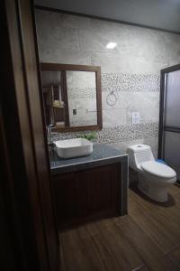 Uma casa de banho em Argdivan Hostel