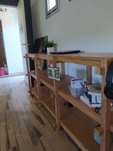 depto muy cómodo en 1er piso في لا بلاتا: طاولة خشبية مع مكتب في الغرفة