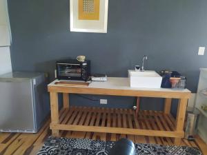 a wooden table with a microwave on top of it at depto muy cómodo en 1er piso in La Plata
