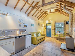 Η κουζίνα ή μικρή κουζίνα στο 1 Bed in Westward Ho GATAB