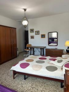 Casa Rural Teresita Entera Tranquila Llena de Bienestar في غيمار: غرفة نوم بسرير كبير وطاولة