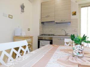 uma cozinha com uma mesa com um vaso de flores em Cariteo Home em Nápoles