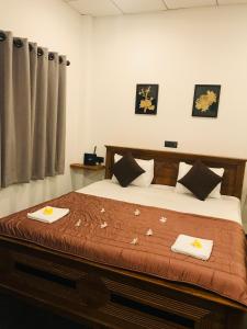 sypialnia z łóżkiem z dwoma ręcznikami w obiekcie Beacon w mieście Hikkaduwa