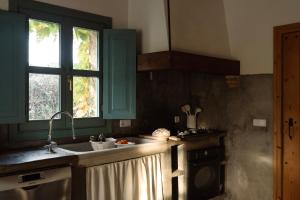 cocina con fregadero y ventana en Casa Soleil Casa principal y Pajar 11 personas, en Vilopríu