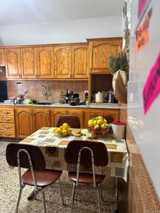una cocina con una mesa con un bol de fruta. en Casa Rural Teresita Entera Tranquila Llena de Bienestar, en Güímar