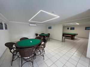 una sala con tavoli da ping pong e un tavolo da biliardo di Hotel Vila do Farol a Bombinhas