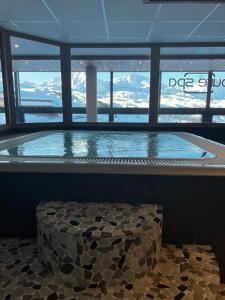 Fotografia z galérie ubytovania Haut Belle Plagne, vue montagnes, au pied des pistes, proche de l'ESF & espace piscine inclus v destinácii Belle Plagne