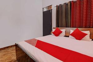 Cama ou camas em um quarto em OYO Flagship Hotel Alpine