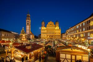 um mercado de Natal numa cidade à noite em Primero City-Loftdomizil Innenstadt 84qm Netflix em Augsburg