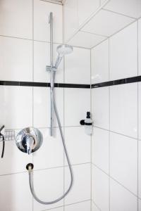 uma casa de banho com uma cabeça de chuveiro em Primero City-Loftdomizil Innenstadt 84qm Netflix em Augsburg