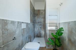een badkamer met een toilet, een douche en een plant bij Toli's guest in Pisa