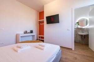 een kamer met een bed met twee handdoeken erop bij Toli's guest in Pisa