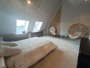 ein Schlafzimmer mit einem großen Bett und einem großen Fenster in der Unterkunft Ame O des Flandres La Villa in Boeschèpe