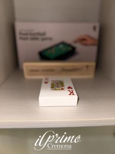 un libro sentado en un estante con una caja en il Primo, en Cremona