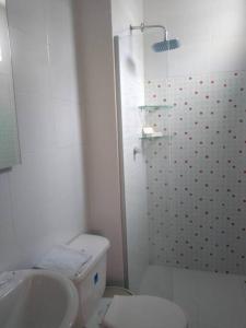 a bathroom with a toilet and a shower and a sink at Apartamento Amoblado Alameda del Rio Barranquilla in Barranquilla