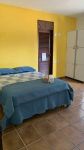 1 dormitorio con 1 cama con 2 toallas en Slow Hostel - Hospedagem Criativa en João Pessoa