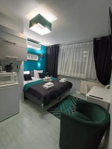 1 dormitorio con 1 cama, 1 sofá y 1 silla en Pokoje hotelowe Nad Zalewem, en Siedlce