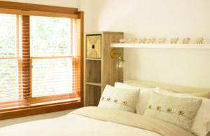 Säng eller sängar i ett rum på Stylish Downtown Cottage - Prime Historic Location