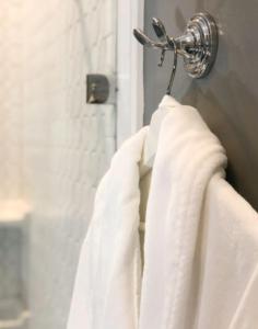 Biały ręcznik wisi na drzwiach w obiekcie Stylish Downtown Cottage - Prime Historic Location w mieście Beaufort +34 zdjęcia