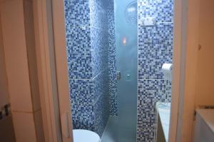 bagno con doccia in vetro e servizi igienici di Pousada Olinda Delícia a Olinda