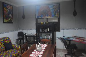 een woonkamer met een tafel en een eetkamer bij Pousada Olinda Delícia in Olinda