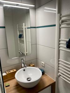 Koupelna v ubytování L'ECHAPPÉE BELLE avec piscine + 11 fotografií