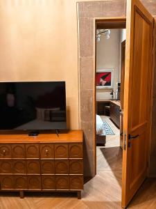 - une chambre avec une commode et une télévision à écran plat dans l'établissement Casa H Hotel Boutique, à San Luis Potosí