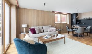 ein Wohnzimmer mit einem Sofa und einem Tisch in der Unterkunft Hotel Schranz in Lech am Arlberg
