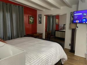 um quarto com uma cama e uma televisão de ecrã plano em Center Street Villas em Joshua Tree