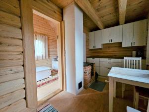 a kitchen in a log cabin with a window at Puulaiu kõrts majutus in Nasva