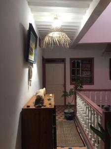 um quarto com uma escada com uma mesa e uma luz em Hôtel Riad Gnaoua em Essaouira