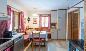 a kitchen and dining room with a table and chairs at Ferienwohnung Haus Sonnenschein in Grundlsee