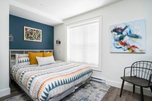 Llit o llits en una habitació de "Ski" at Hills Meaford, Second Floor Suite w Bunk Beds