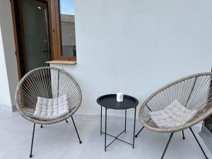 twee stoelen en een tafel in een kamer bij Other Apartments in Ivano-Frankivsʼk