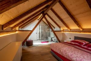 a bedroom with a bed in a attic at Ferienhaus am Park in Grafenau