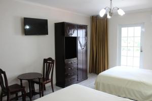 Uma TV ou centro de entretenimento em Hotel Parador