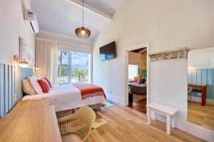 a bedroom with a bed and a table in a room at “Casa de alto padrão com ampla vista para o mar.” in Ubatuba